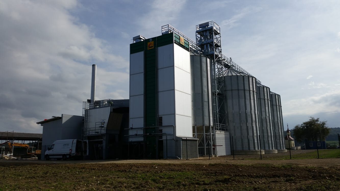 Шахтна зерносушарка на парових теплообмінниках з паровим котлом на тріщі