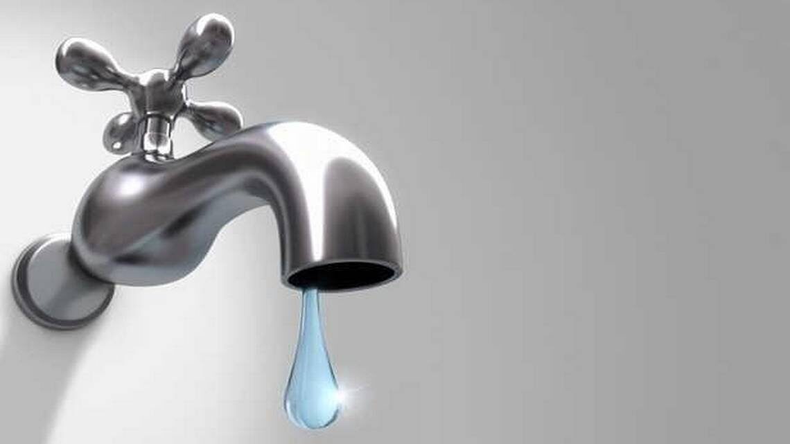 Вода течет из крана