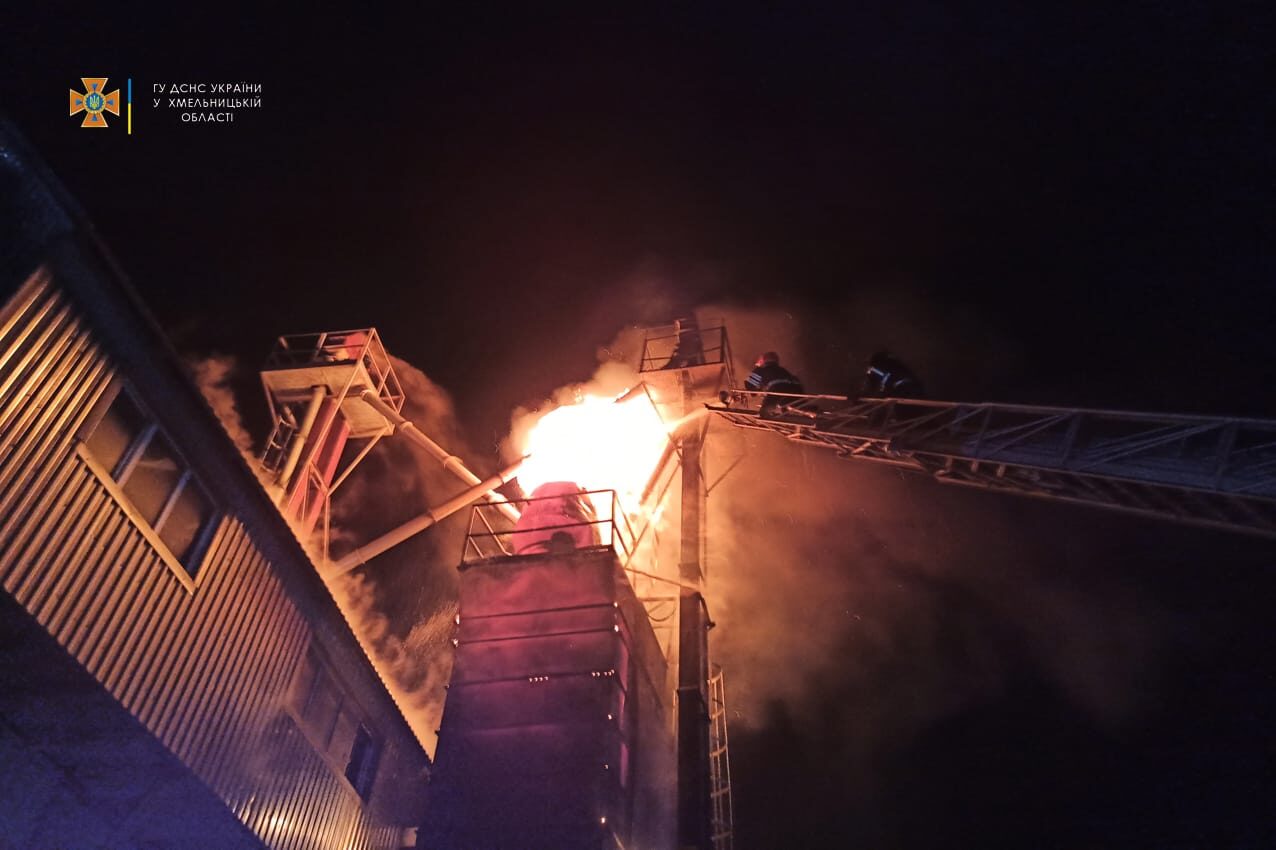 Пожарные тушат пожар на зерносушилке