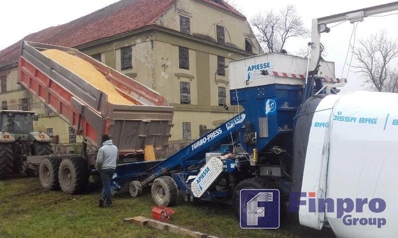 Запакування зерна в поліетиленовий рукав